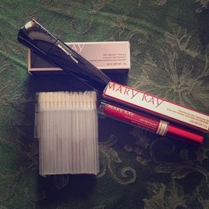 Make up duo with bonus lipgloss applicators!